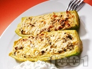 Рецепта Вкусни печени тиквички пълнени със сирене, яйца и магданоз на фурна